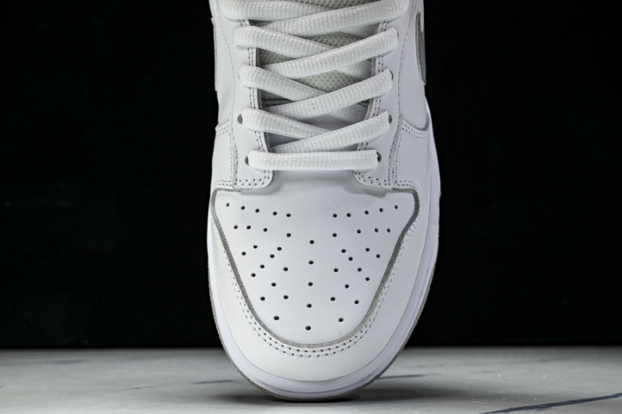 nike sb dunk low Svp*me 94 white metallic silver  hq8487-100