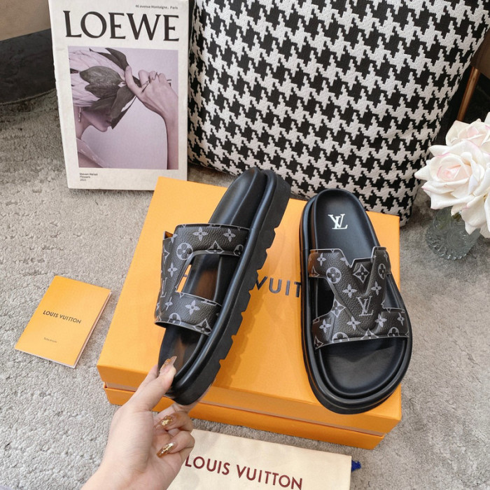 LV SLIPPERS